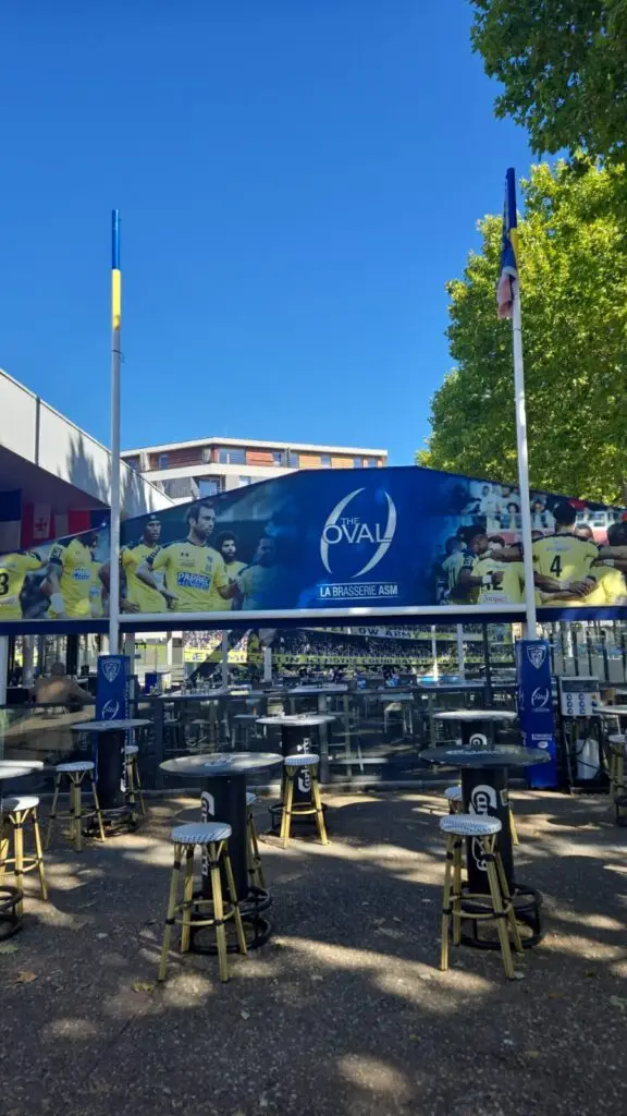La brasserie officielle de l'ASM, antre des clubs de supporters et lieu de rencontre avec les joueurs, offre plus de 300 couverts à ses clients.